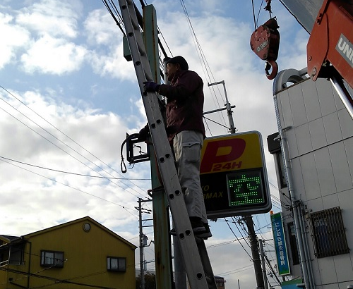 大阪府東大阪市で<br />袖看板と支柱撤去