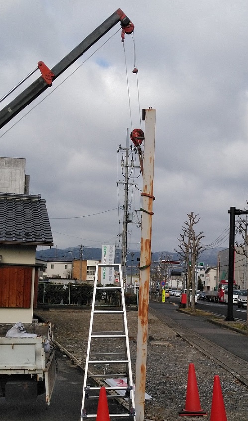 滋賀県大津市で<br />袖看板と支柱撤去