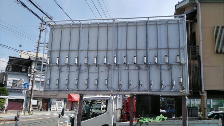 大阪府守口市で<br />看板表示面の取り外しを蛍光灯を撤去<br />