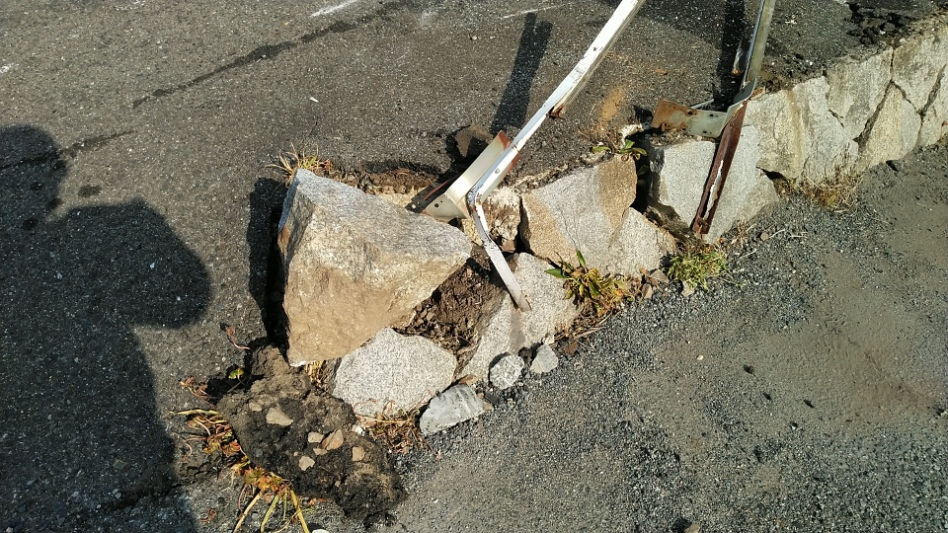 事故で破損の看板やテントの撤去、修理