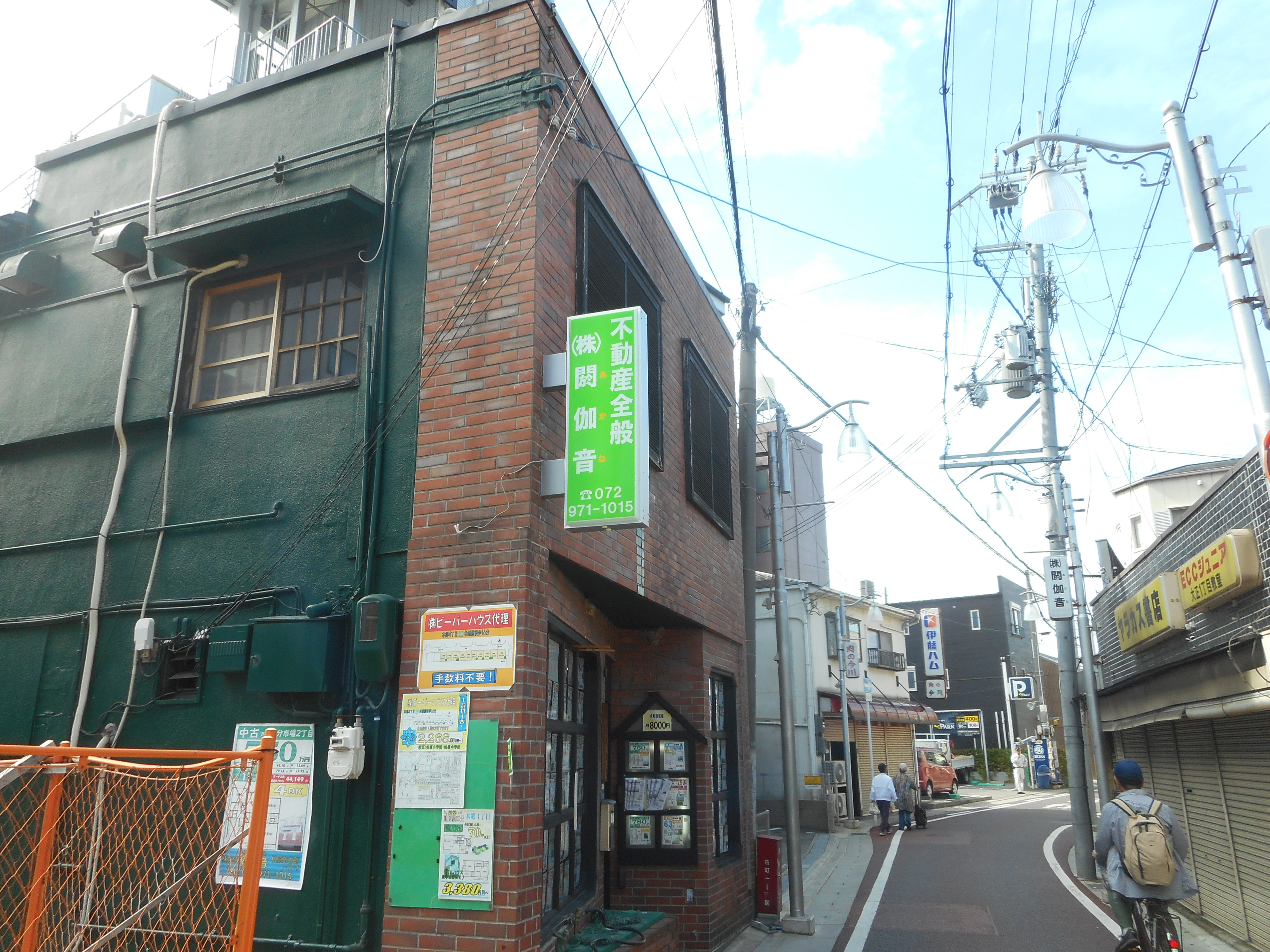 事故で破損の看板やテントの撤去、修理